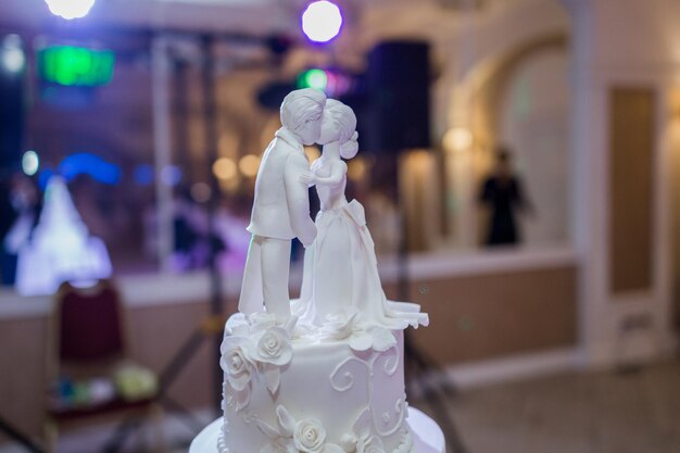 Grand gâteau de mariage blanc le soir