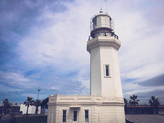 Grand grand phare blanc en pierre sur la station balnéaire chaude de la mer tropicale avec des palmiers