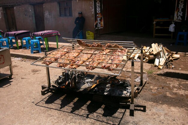 Grand grill avec du porc rôti dans une rue de Cusco au Pérou