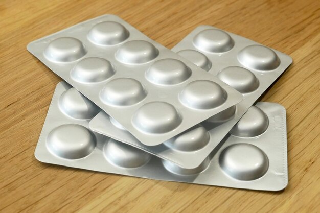 Photo grand groupe de capsules assorties pilules comprimés et ampoules fond vue supérieure