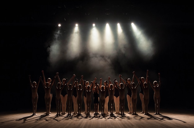 Un Grand Groupe D'enfants A Une Révérence à La Fin Du Spectacle.