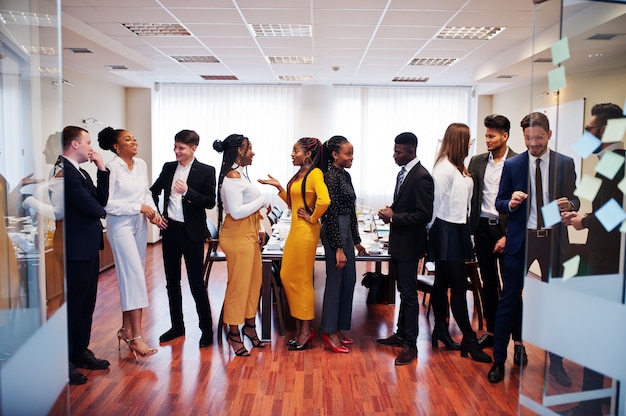 Grand groupe de gens d'affaires permanent au bureau