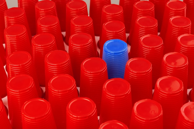 Grand groupe de gobelets en plastique jetables, rouge et bleu