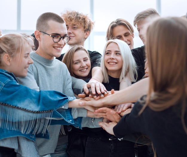 Grand groupe de jeunes montrant leur unité