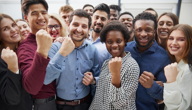 Grand groupe de personnes debout ensemble dans studi