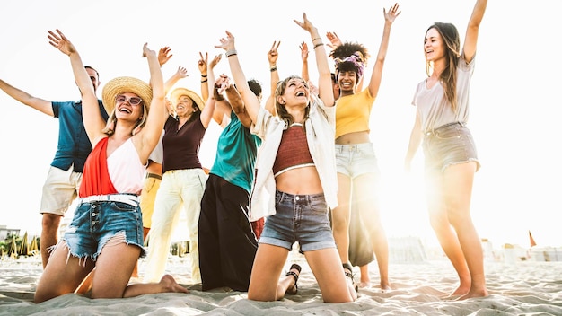 Grand groupe de personnes s'amusant à danser sur la plage