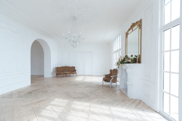 Grand hall spacieux blanc chic