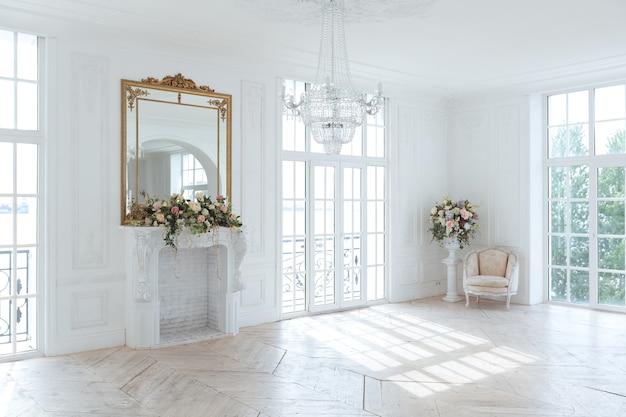 Grand hall spacieux blanc chic