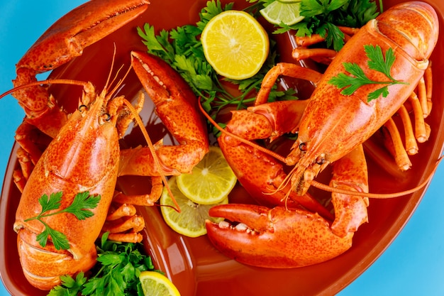 Grand homard de mer cuit au citron sur le plateau.