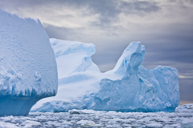 Grand iceberg en Antarctique