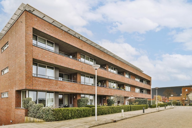 Un grand immeuble en briques rouges avec un pavé