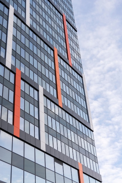 Grand immeuble de bureaux moderne avec fenêtres en miroir