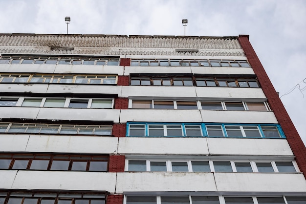 Grand immeuble contre le ciel avec des nuages