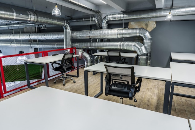 Grand intérieur de bureau à espace ouvert moderne vide