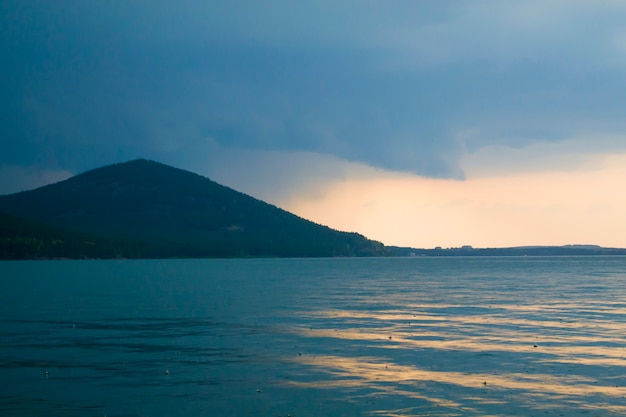 Un grand lac dans les montagnes en Asie centrale