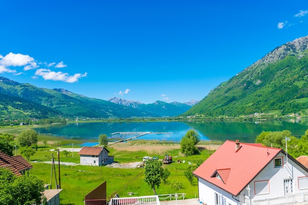 Un grand lac de montagne dans une vallée pittoresque