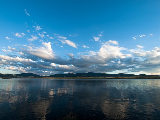 Grand lac avec paysage de montagne.