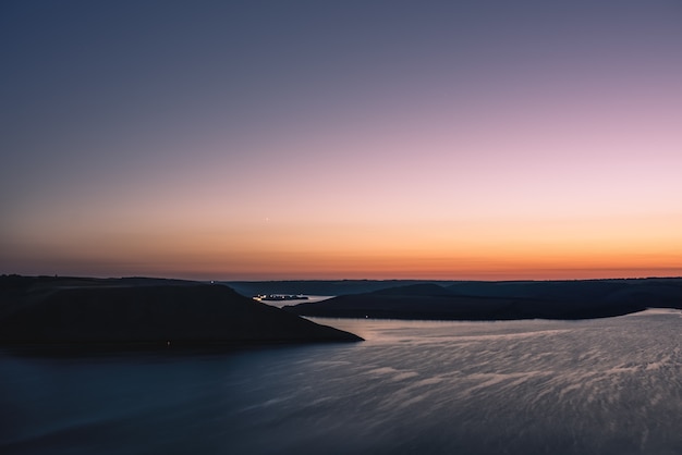 Grand lac rivière mer andlands bleu foncé violet nuit étoilée