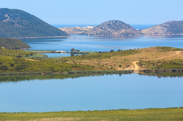 Photo grand lac salé et canal vivari dans le parc national de butrint, albanie.