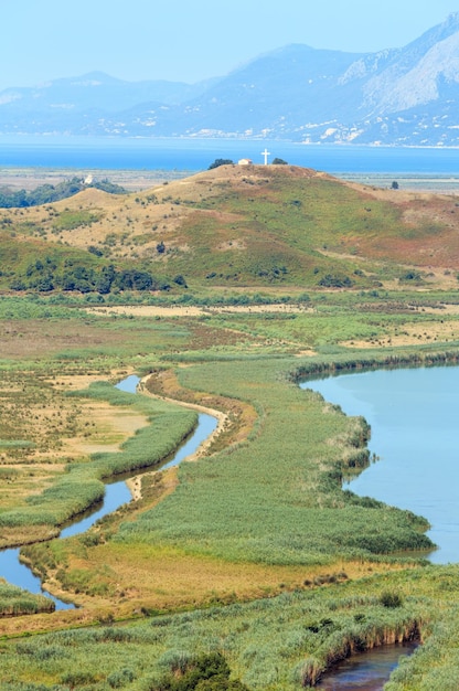 Photo grand lac salé et canal vivari dans le parc national de butrint, albanie.