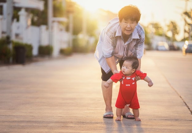 Grand-mère aidant l'enfant à marcher