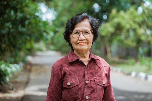 Grand-mère asiatique confiante dans le parc