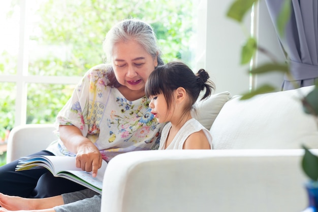 Grand-mère asiatique et petite-fille dans le salon