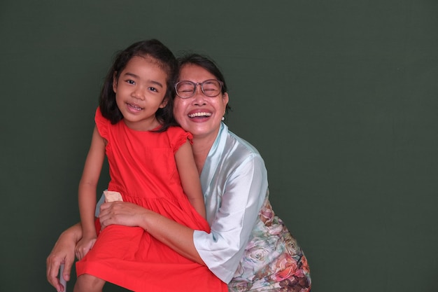 Grand-mère ayant une photo prise avec sa belle petite-fille