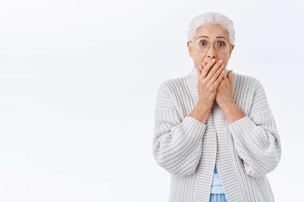 Une grand-mère choquée et effrayée s'inquiétant pour son enfant, haletant étonnée d'entendre un membre de la famille avoir des problèmes