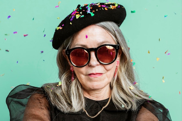 Grand-mère cool avec une attitude dans un béret et des lunettes de soleil