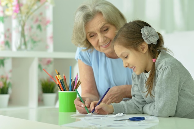 Grand-mère avec dessin de petite-fille