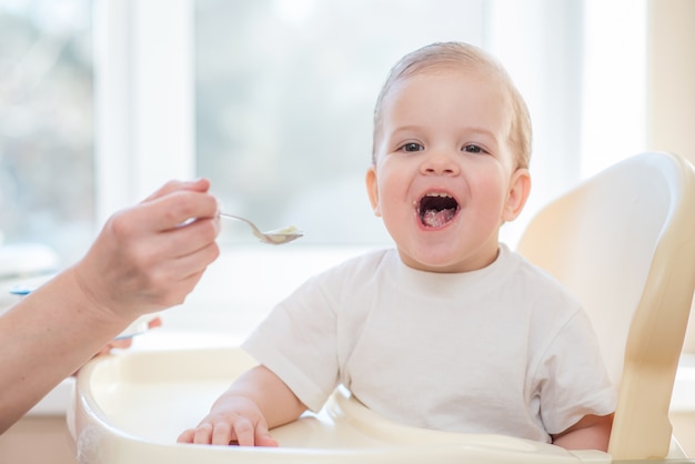 Grand-mère donne des aliments pour bébé à partir d'une cuillère