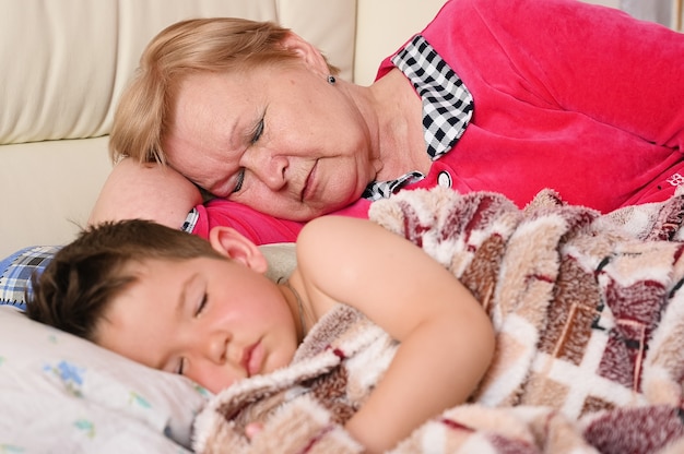 Grand-mère dort avec son petit-fils