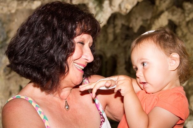 Grand-mère étreignant sa petite-fille