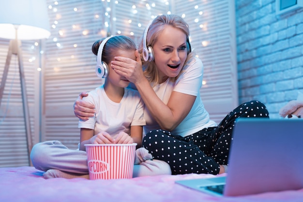 Grand-mère a fermé les yeux petite-fille