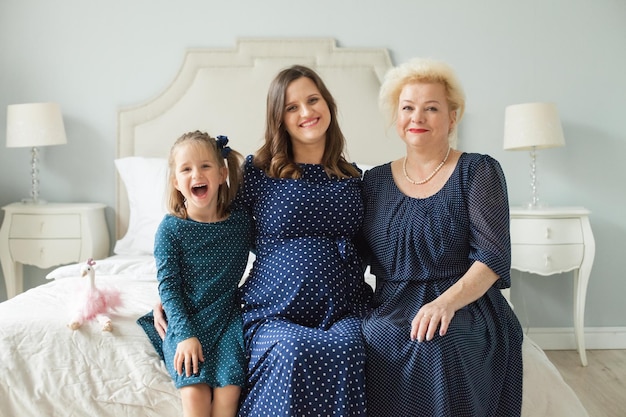 Grand-mère fille adulte et petite-fille Portrait de famille heureux