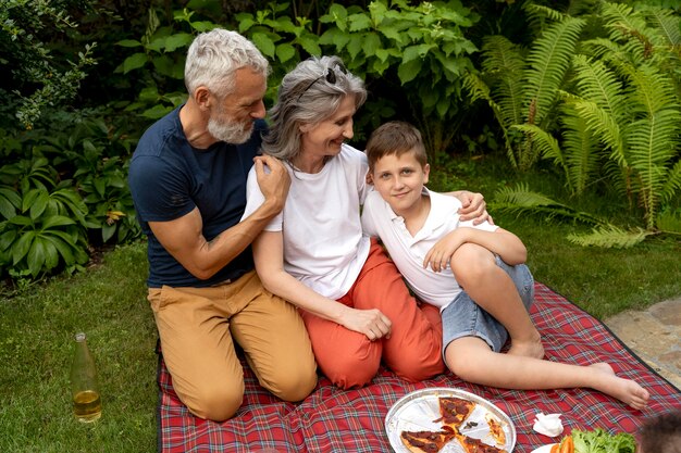 Photo grand-mère et garçon complets