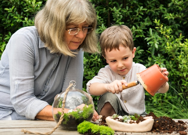 Grand-mère jardinage avec petit-fils