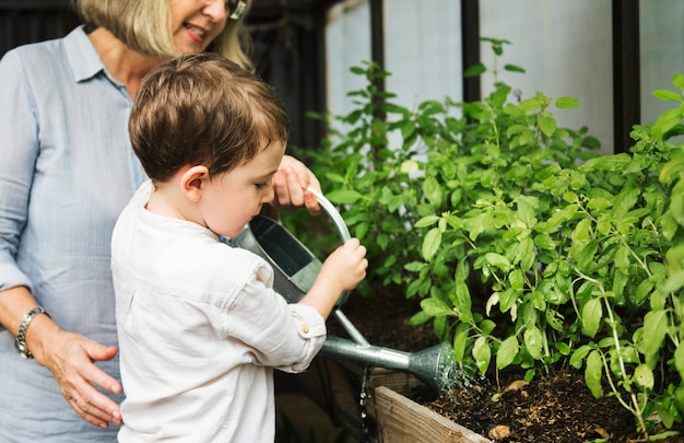 Grand-mère jardinage avec petit-fils