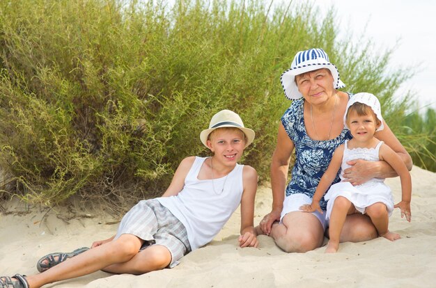 Grand-mère jouant avec ses petits-enfants dans la nature