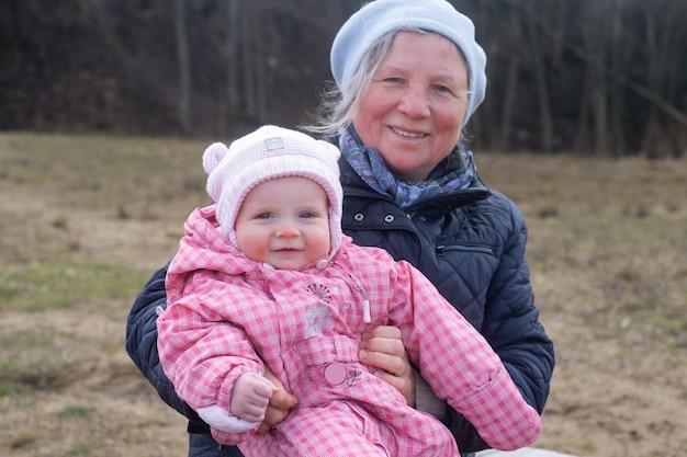 Grand-mère marchant avec sa petite-fille dehors dans le parc