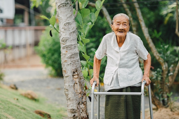 Grand-mère, marche, promeneur, jardin