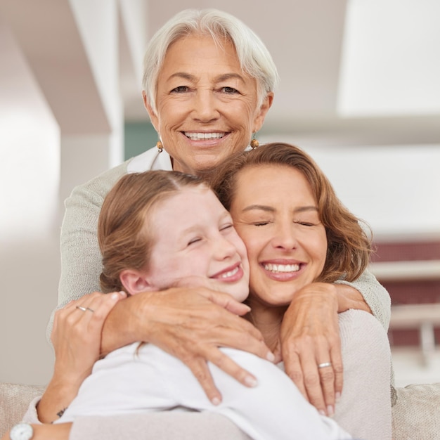 Grand-mère mère et fille avec un câlin se lient et s'embrassent être aimant sourire et heureux ensemble à la maison Aimer grand-mère et maman avec sa fille s'amuser le bonheur et passer le week-end à se connecter