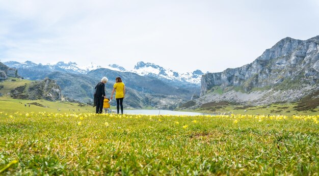 Grand-mère mère et fils visiter le lac Ercina dans les lacs de Covadonga Asturias Espagne