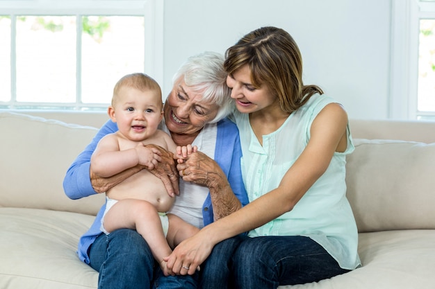 Grand-mère et mère jouant avec mignon petit garçon