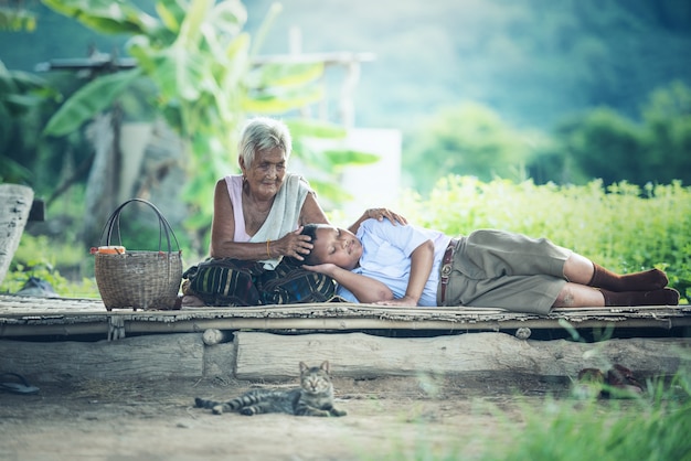 Grand-mère avec petit-fils relaxant