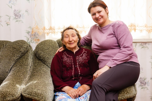 Grand-mère et petite-fille adulte embrassées et heureuses