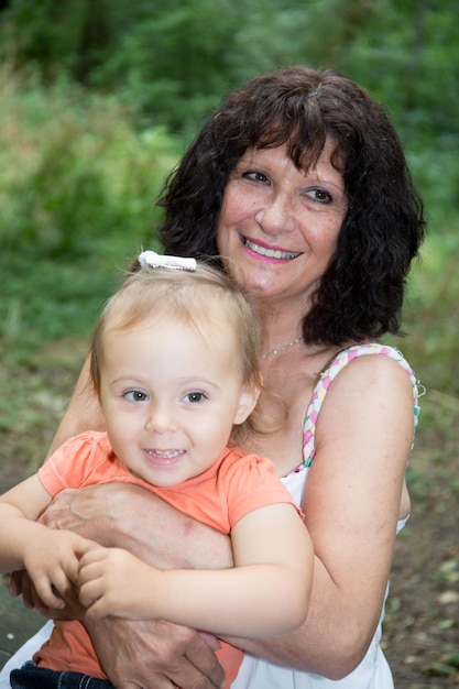 Grand-mère et petite-fille aiment dans le parc