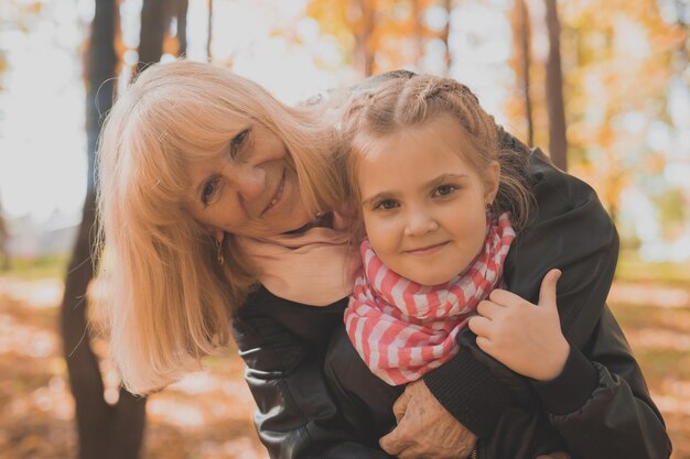 Grand-mère avec petite-fille en automne parc génération et concept familial