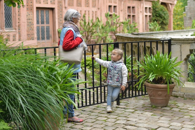 Grand-mère et petite-fille aux cheveux gris marchant dans le parc